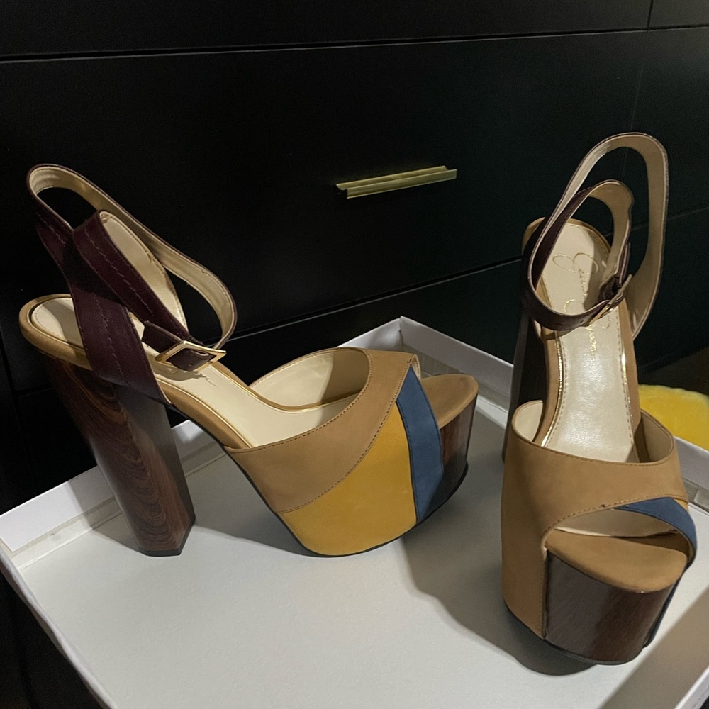 Jess’s Simpson new, never work chunky heel shoe